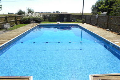 Foto de piscina natural tradicional grande rectangular en patio trasero con entablado