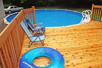 Ejemplo de piscina de tamaño medio redondeada en patio trasero