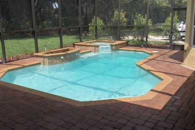 Diseño de casa de la piscina y piscina a medida en patio trasero con adoquines de ladrillo