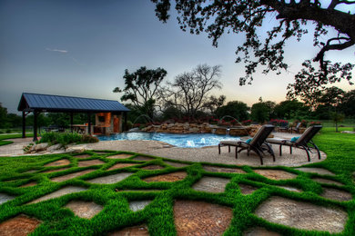 Diseño de casa de la piscina y piscina alargada tradicional de tamaño medio a medida en patio trasero con adoquines de piedra natural