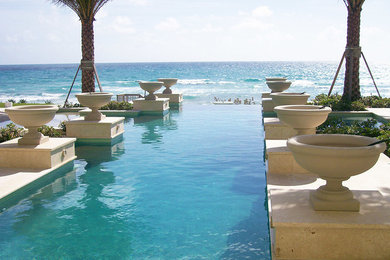 Foto de piscina infinita mediterránea grande rectangular en patio trasero