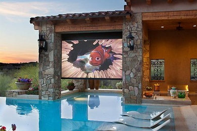 Diseño de piscina alargada de estilo americano extra grande rectangular en patio trasero con suelo de hormigón estampado