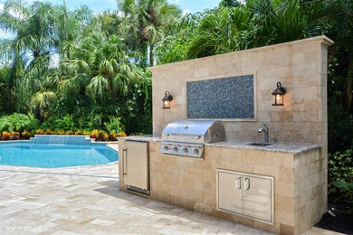 Geräumiger Moderner Pool hinter dem Haus in individueller Form mit Wasserspiel und Natursteinplatten in Miami
