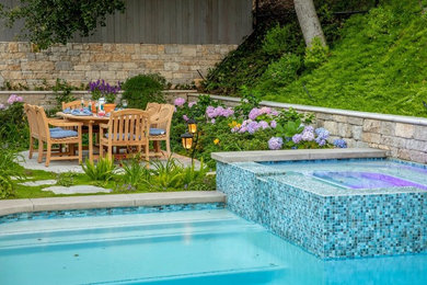 Ejemplo de piscinas y jacuzzis alargados clásicos grandes rectangulares en patio trasero con losas de hormigón