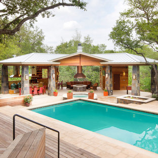 Modelo de casa de la piscina y piscina contemporánea con entablado