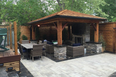 Modelo de patio clásico renovado grande en patio trasero con adoquines de piedra natural