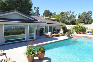 Foto de piscina elevada costera extra grande rectangular en patio trasero