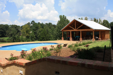 Modelo de casa de la piscina y piscina natural clásica renovada grande a medida en patio trasero con losas de hormigón
