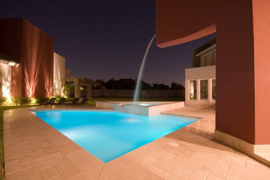 Imagen de piscina con fuente contemporánea de tamaño medio a medida en patio