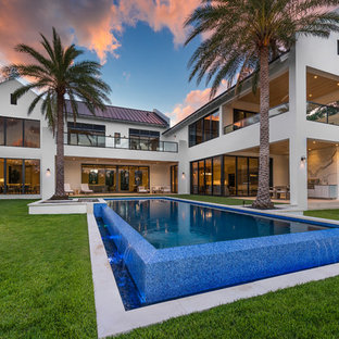 Moderner Pool hinter dem Haus in rechteckiger Form in Miami
