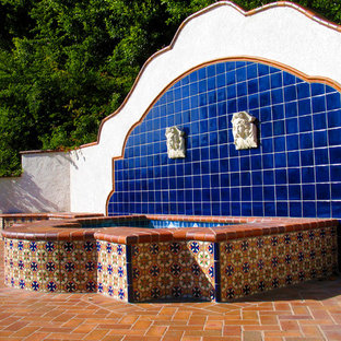 Imagen de piscinas y jacuzzis alargados, mediterráneos, grandes, a medida, en patio trasero, con adoquines de ladrillo