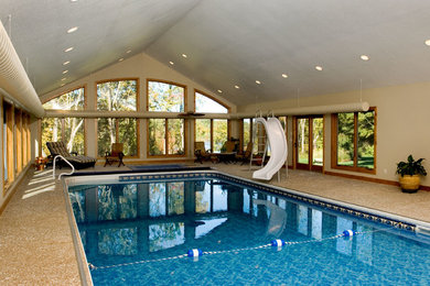 Modelo de piscina con tobogán alargada clásica grande interior y rectangular