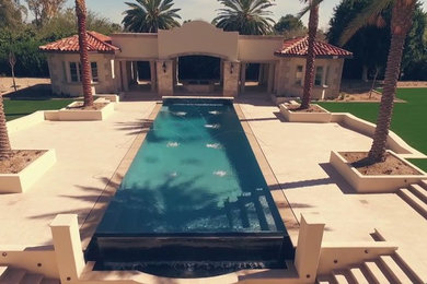 Diseño de casa de la piscina y piscina alargada mediterránea extra grande rectangular en patio trasero con suelo de baldosas