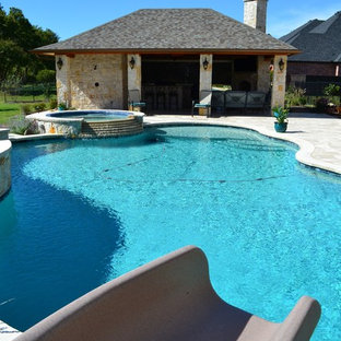Ispirazione per una piscina naturale moderna personalizzata di medie dimensioni e dietro casa con un acquascivolo e pedane