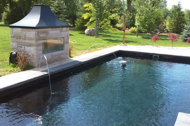Diseño de piscina tradicional en patio trasero con adoquines de ladrillo