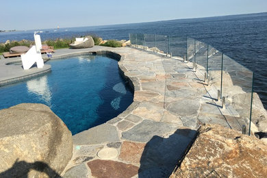 Imagen de piscina alargada contemporánea a medida en patio trasero