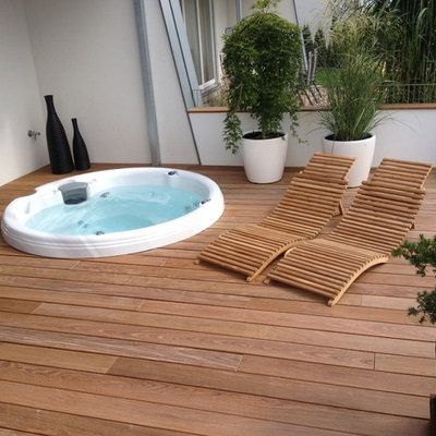 Hot tub - small contemporary courtyard round aboveground hot tub idea in Los Angeles with decking