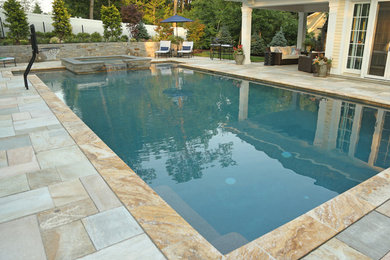 Ejemplo de piscina con fuente contemporánea grande con adoquines de piedra natural