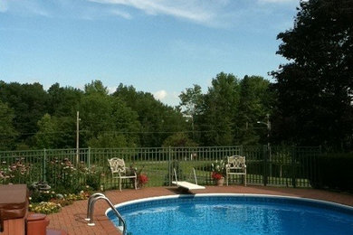 Diseño de piscina en patio lateral con adoquines de ladrillo