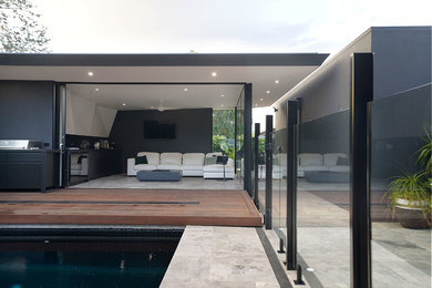 Foto de casa de la piscina y piscina contemporánea pequeña rectangular en patio delantero con suelo de baldosas