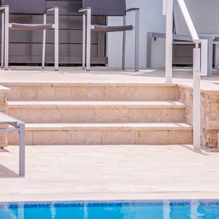 Idee per una piscina chic dietro casa con pedane