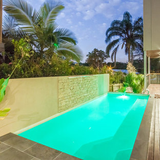 Idee per una piscina monocorsia contemporanea rettangolare di medie dimensioni e dietro casa con pedane