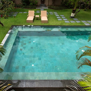 Exemple d'abris de piscine et pool houses asiatiques de taille moyenne et rectangles avec une cour et du carrelage.