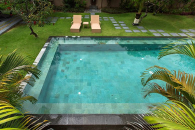 Idee per una piscina naturale etnica rettangolare di medie dimensioni e in cortile con una dépendance a bordo piscina e piastrelle