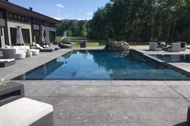 Transitional pool photo in Boise