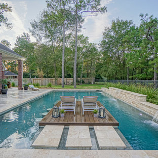 Foto di una grande piscina moderna rettangolare dietro casa con pedane