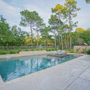 Foto de piscina vintage, grande, rectangular, en patio trasero, con entablado