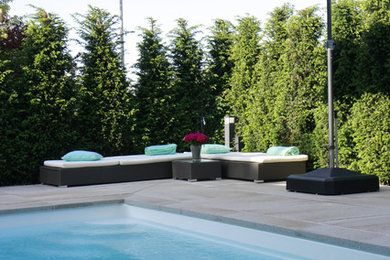 Mittelgroßer Moderner Pool hinter dem Haus in rechteckiger Form mit Betonplatten in Frankfurt am Main