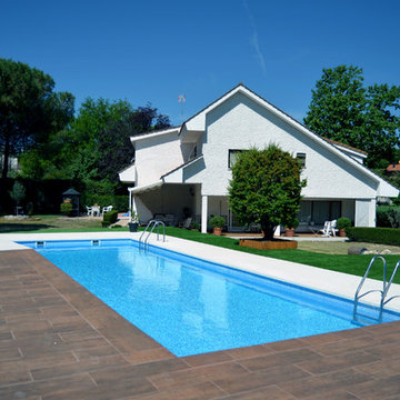 Piscina y jardín en dos alturas