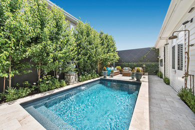 Foto de piscina con fuente alargada tradicional pequeña rectangular en patio con adoquines de piedra natural