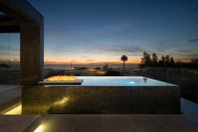 Свежая идея для дизайна: большой прямоугольный бассейн на заднем дворе в стиле модернизм с покрытием из плитки - отличное фото интерьера