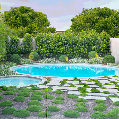 Large minimalist front yard decomposed granite and round pool landscaping photo in Melbourne