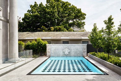 Свежая идея для дизайна: большой прямоугольный ландшафтный бассейн на заднем дворе в современном стиле - отличное фото интерьера
