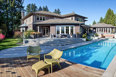 Diseño de piscinas y jacuzzis alargados clásicos grandes rectangulares en patio trasero con losas de hormigón