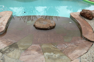 На фото: естественный бассейн среднего размера на заднем дворе в морском стиле с фонтаном