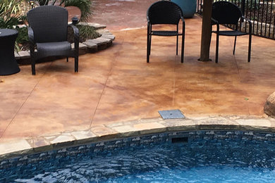 Foto di una piscina minimalista con lastre di cemento