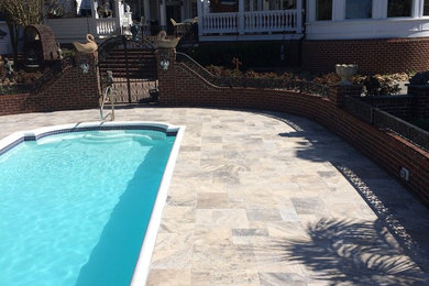 Ispirazione per una grande piscina tradizionale personalizzata dietro casa con pavimentazioni in pietra naturale