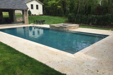 Modelo de piscina natural rústica grande con adoquines de piedra natural