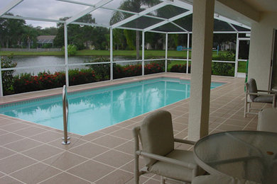Imagen de casa de la piscina y piscina de tamaño medio rectangular y interior