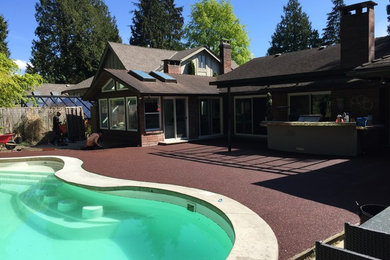 Großer Klassischer Pool hinter dem Haus in Nierenform in Vancouver