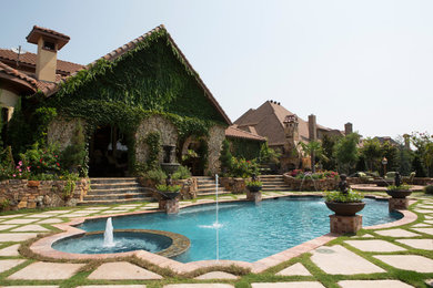 Foto de piscinas y jacuzzis alargados mediterráneos a medida en patio trasero con adoquines de piedra natural