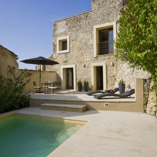 Mediterranes Sportbecken in rechteckiger Form mit Natursteinplatten in Sonstige