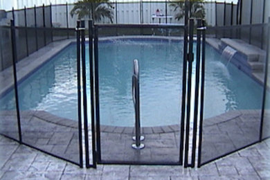 Diseño de piscina con fuente clásica de tamaño medio rectangular en patio trasero con adoquines de hormigón