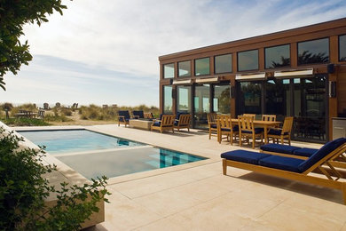Ejemplo de piscinas y jacuzzis alargados tradicionales renovados extra grandes rectangulares en patio trasero con suelo de baldosas