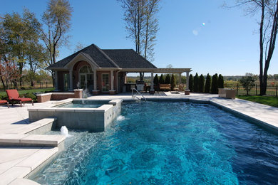 Imagen de casa de la piscina y piscina actual de tamaño medio a medida en patio trasero con adoquines de hormigón