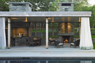 Foto de piscina con fuente alargada tradicional extra grande rectangular en patio trasero con adoquines de piedra natural